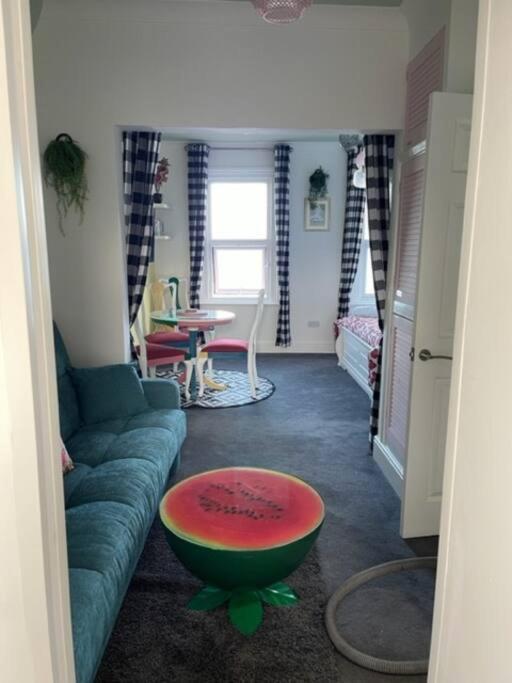 "The Parlour" Seafront Apartment イーストボーン エクステリア 写真