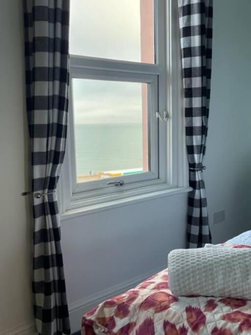 "The Parlour" Seafront Apartment イーストボーン エクステリア 写真